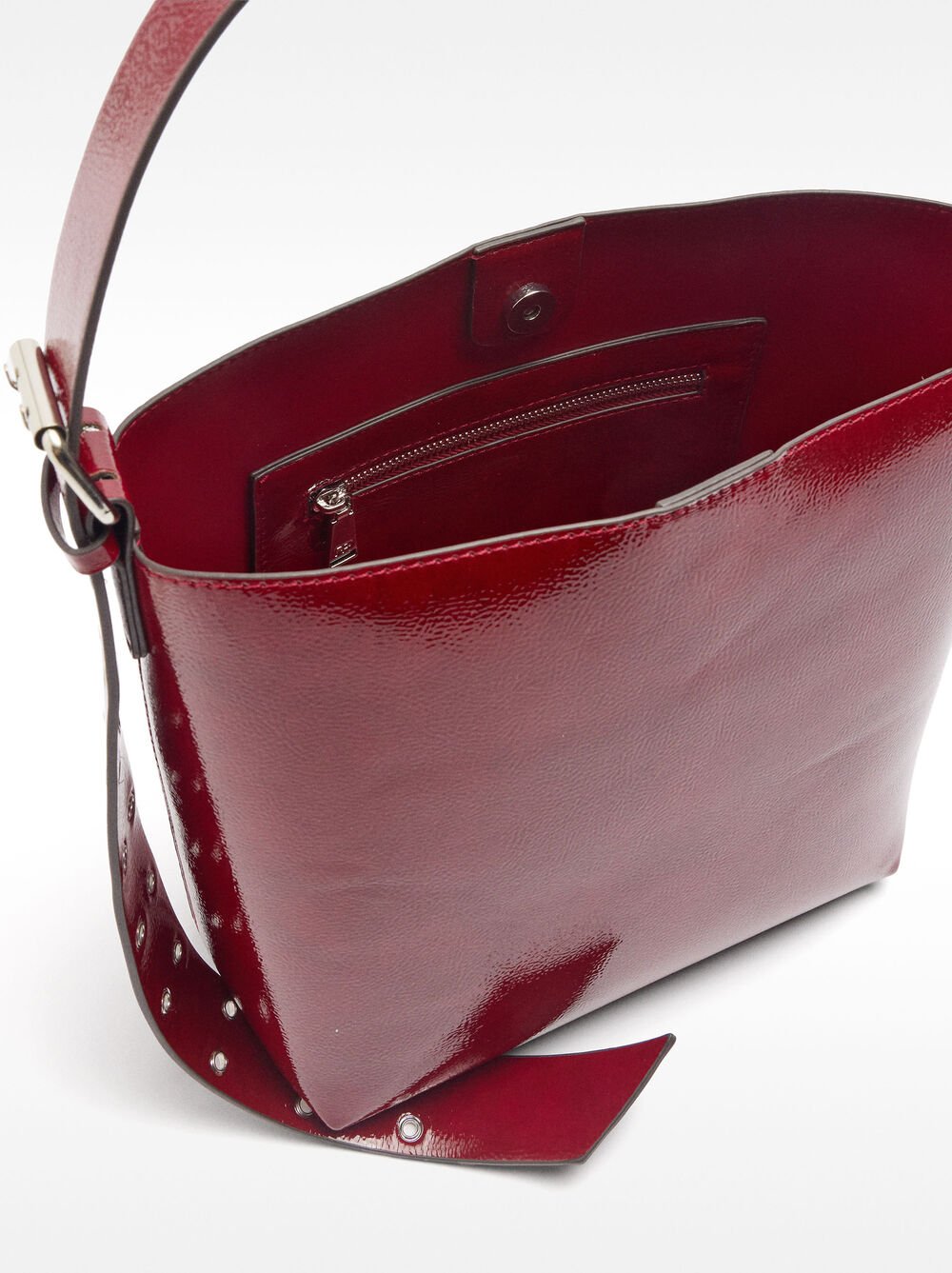 Bolso de hombro charolado