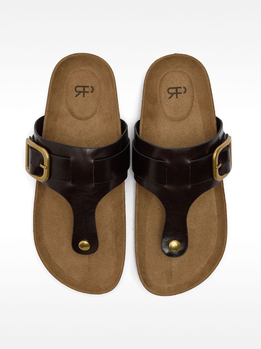 Flat leather sandals with buckle