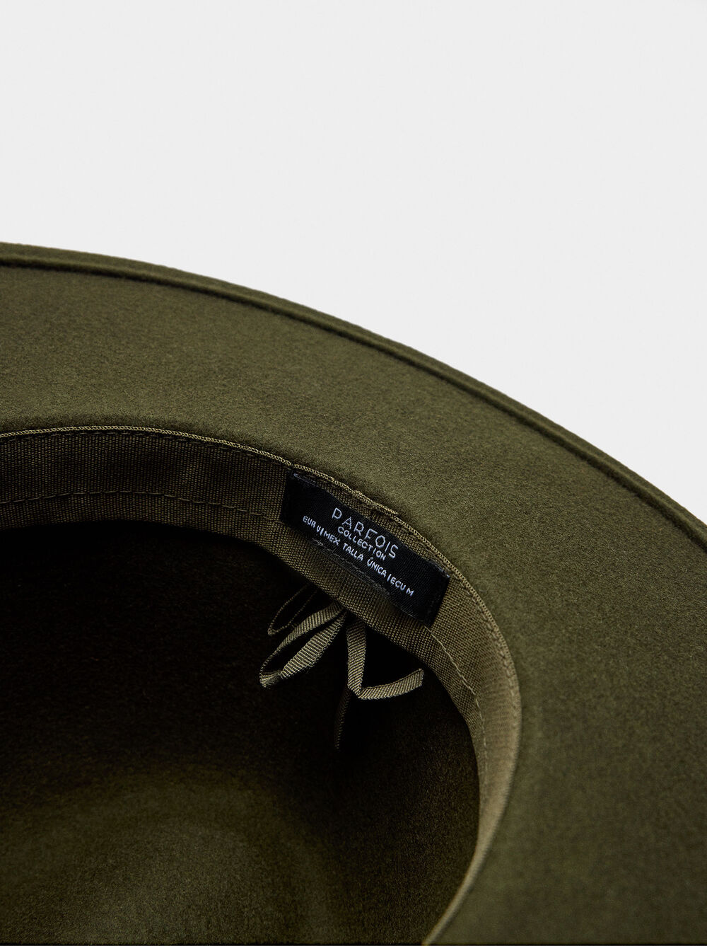 Wool hat with belt and studs