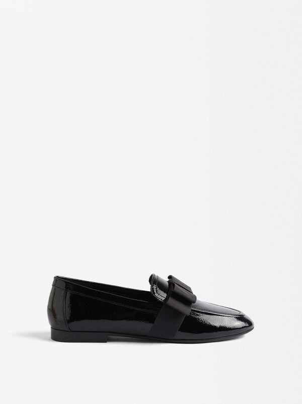 Patent moccasins with bow