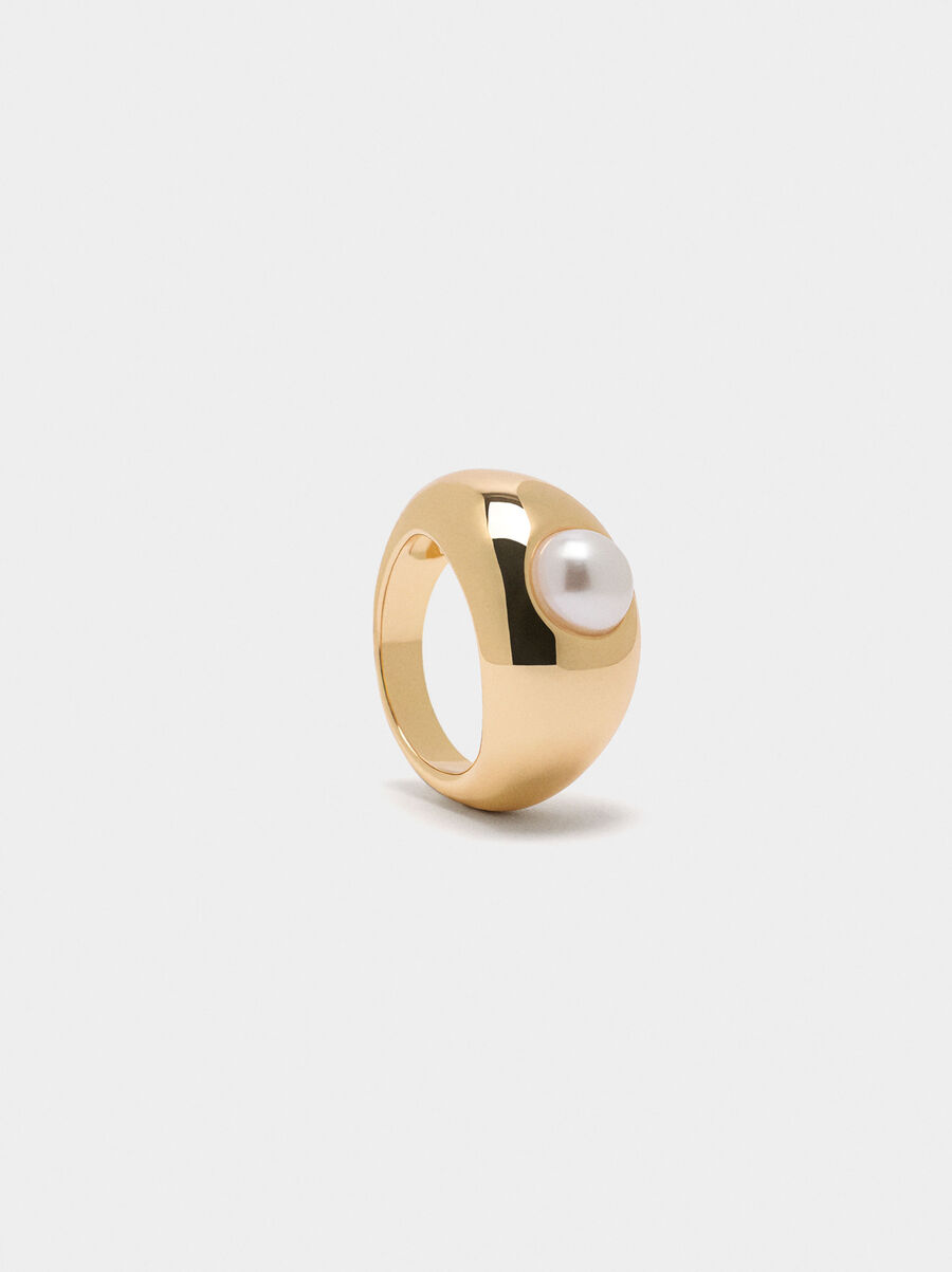 Ring with pearl