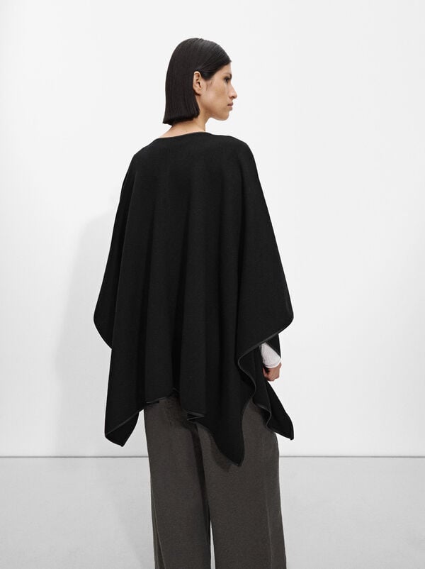 Knitted poncho stitching detail