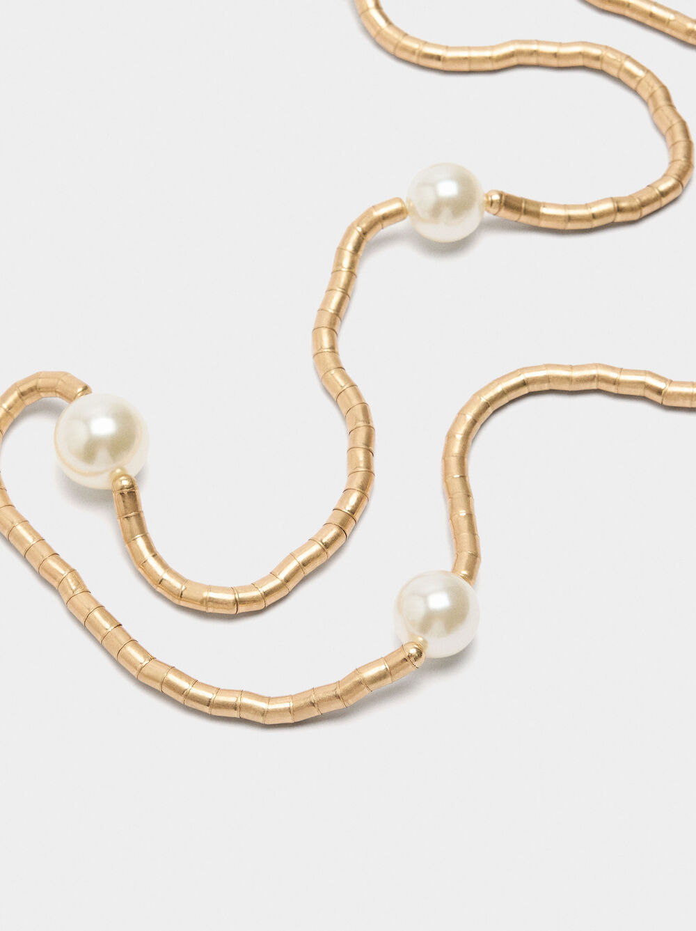 Long necklace with pearls