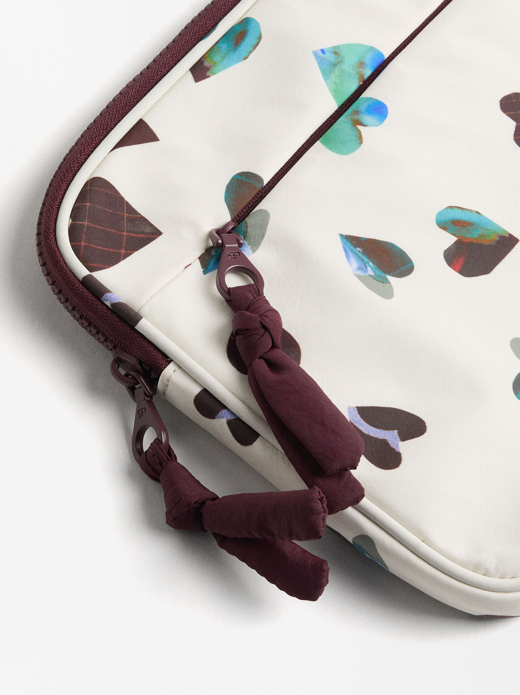 11" nylon tablet case with heart print image number 1.0