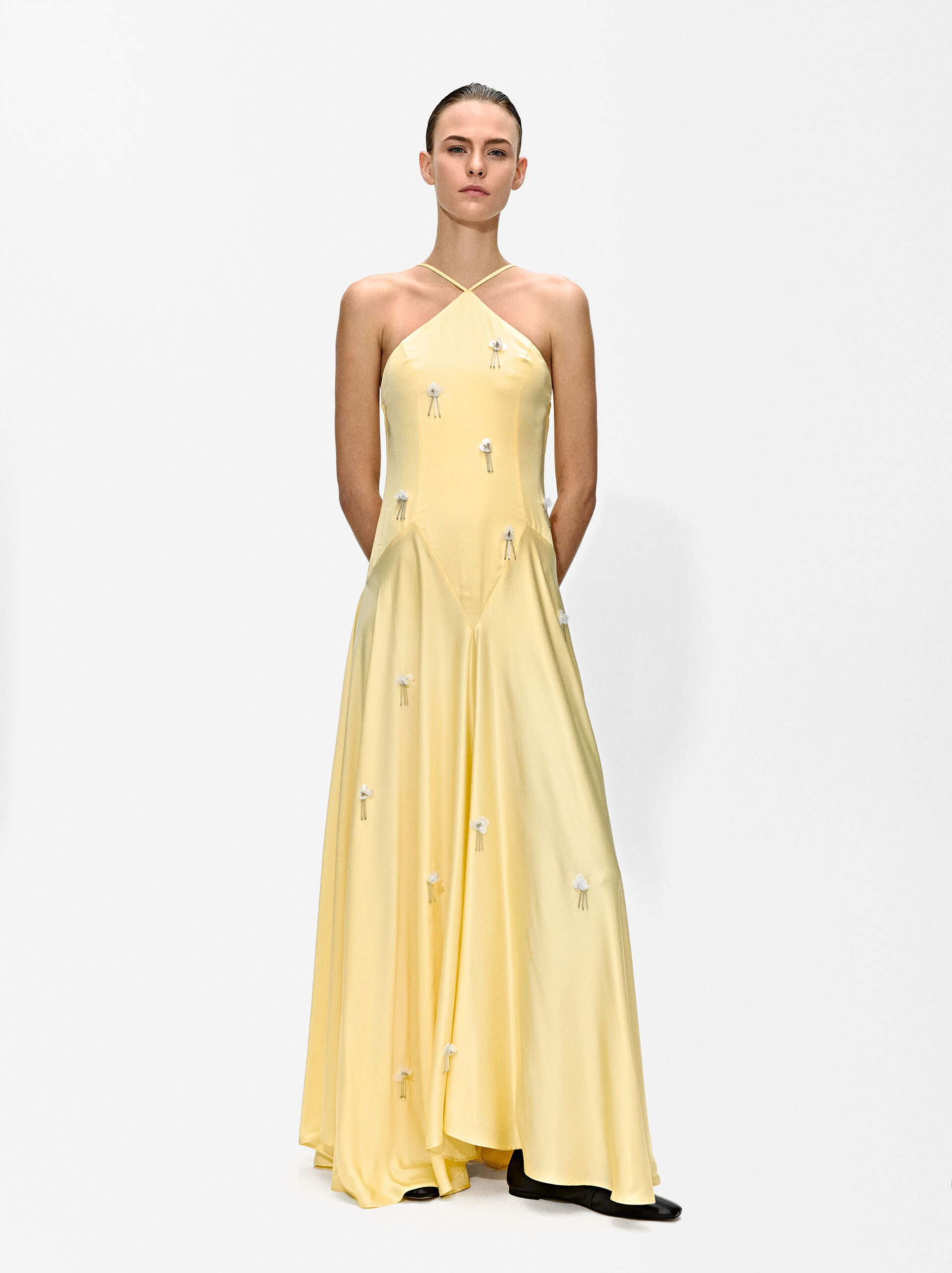 Langes satinisches Halterkleid image number 2.0