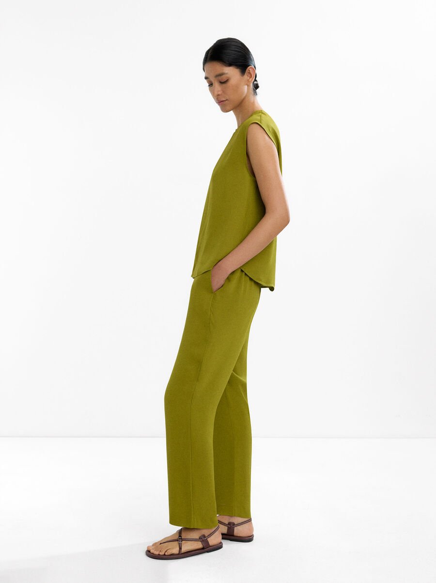 Plain top with button