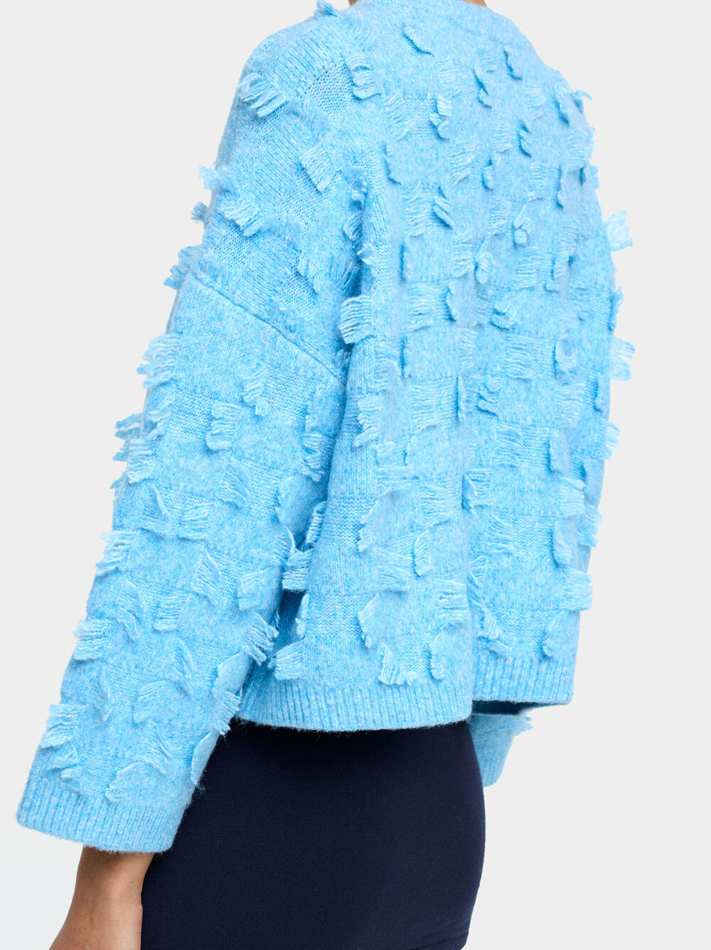 Knitted jumper with fringes