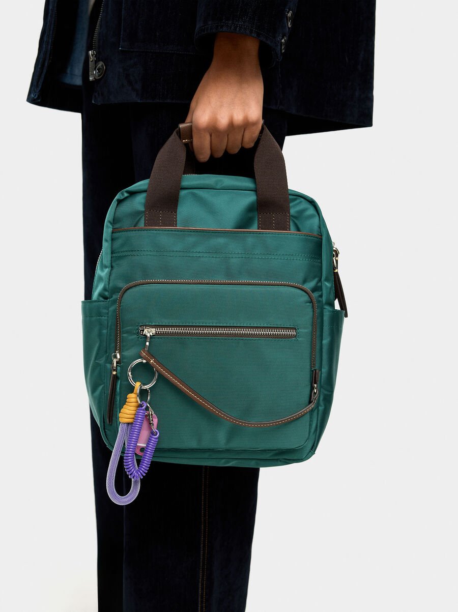 Mochila de nylon con colgante