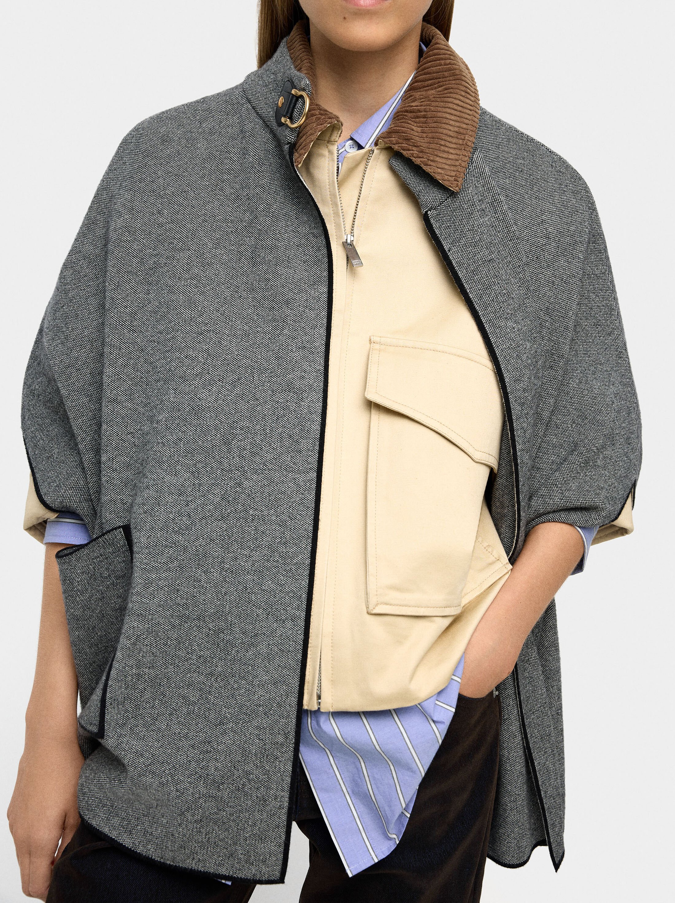 Poncho de punto con detalle de costura  image number 1.0