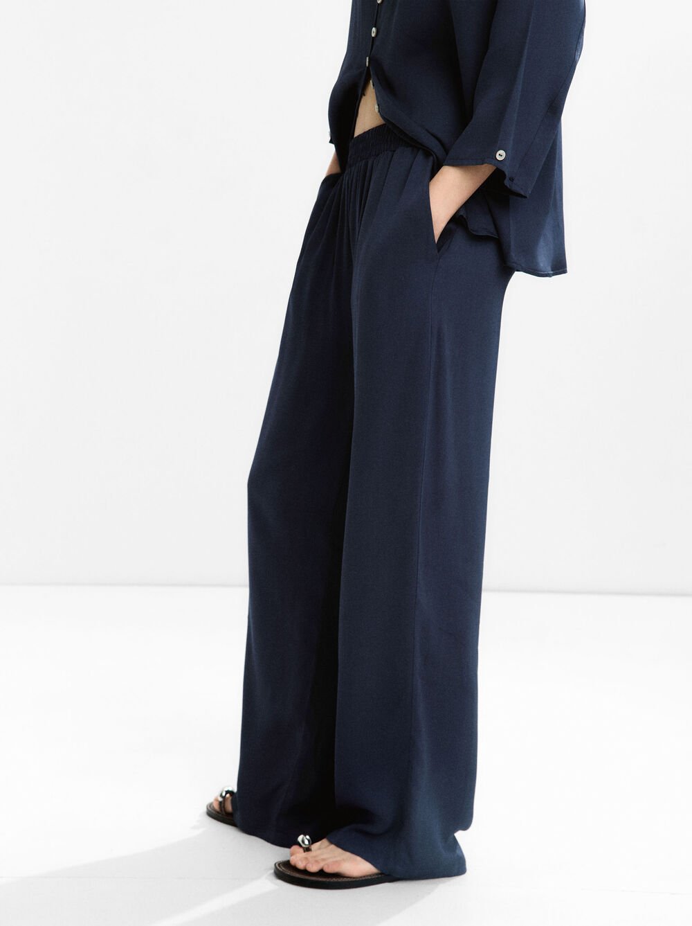 Loose-fitting trousers with elastic waistband