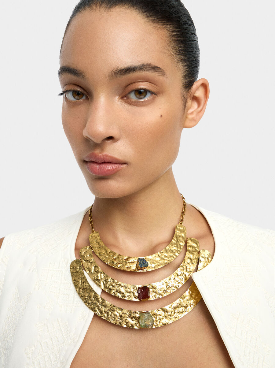 Triple necklace with arches and stones