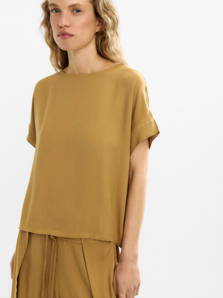 Plain fluid top