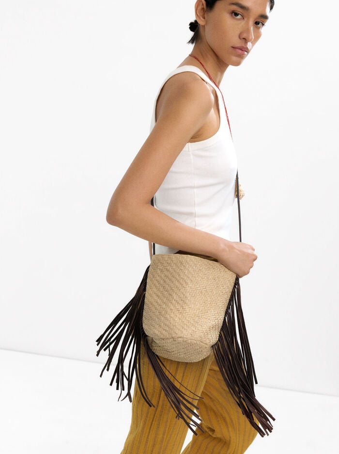 Mala bucket de rafia com franjas de pele