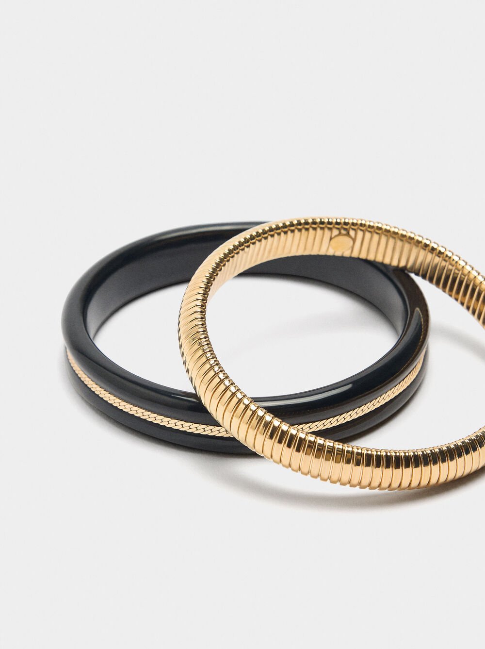 Set of bracelets with resin