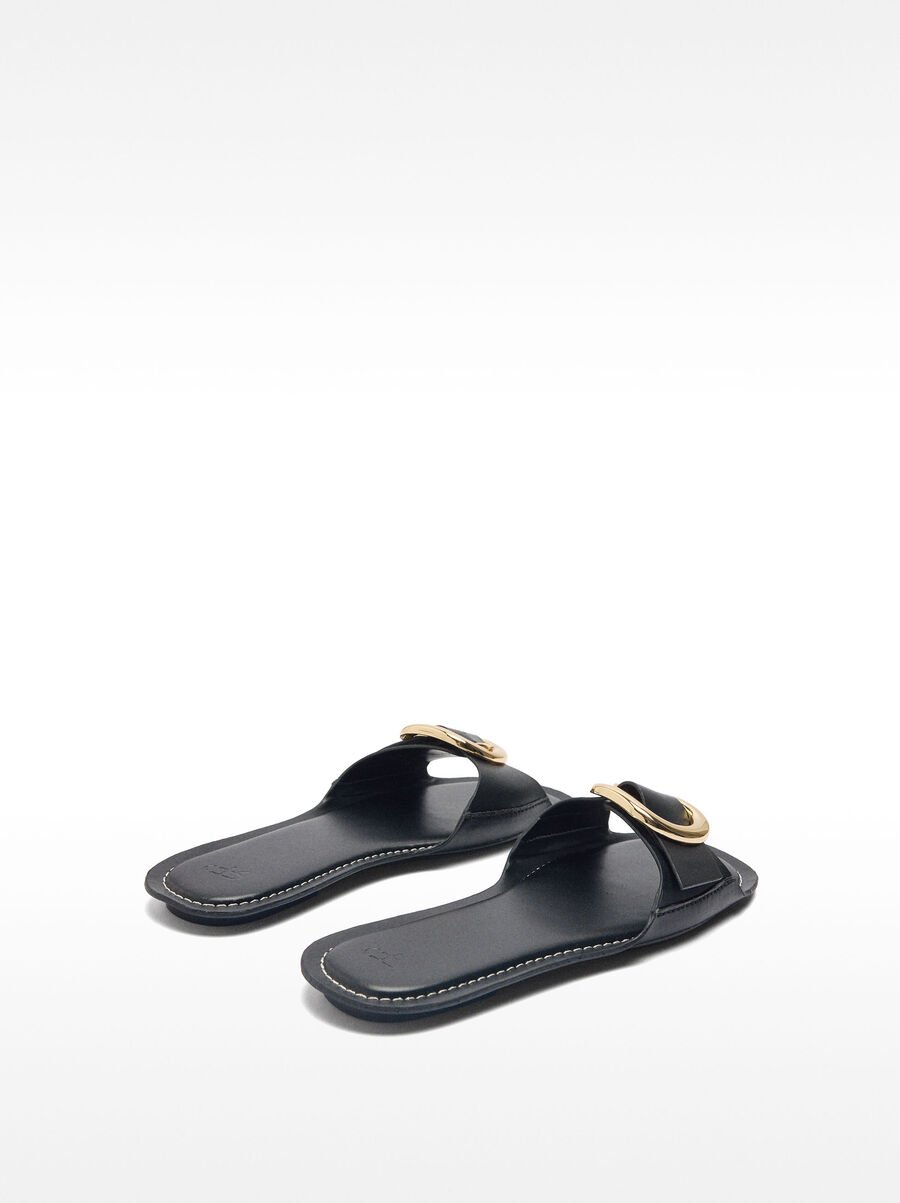 Flat sandals with buckle