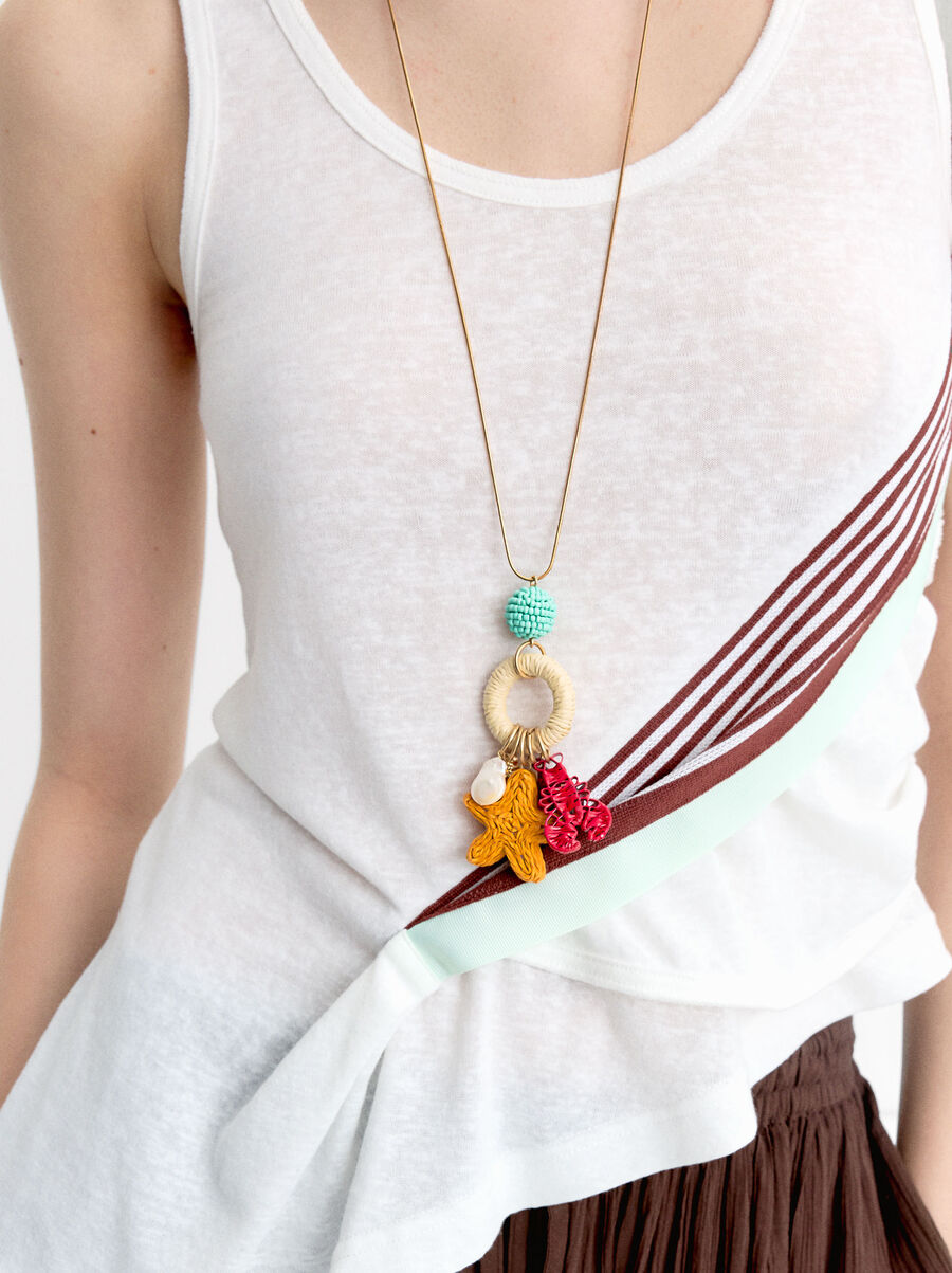 Long necklace with raffia pendants and freshwater pearl