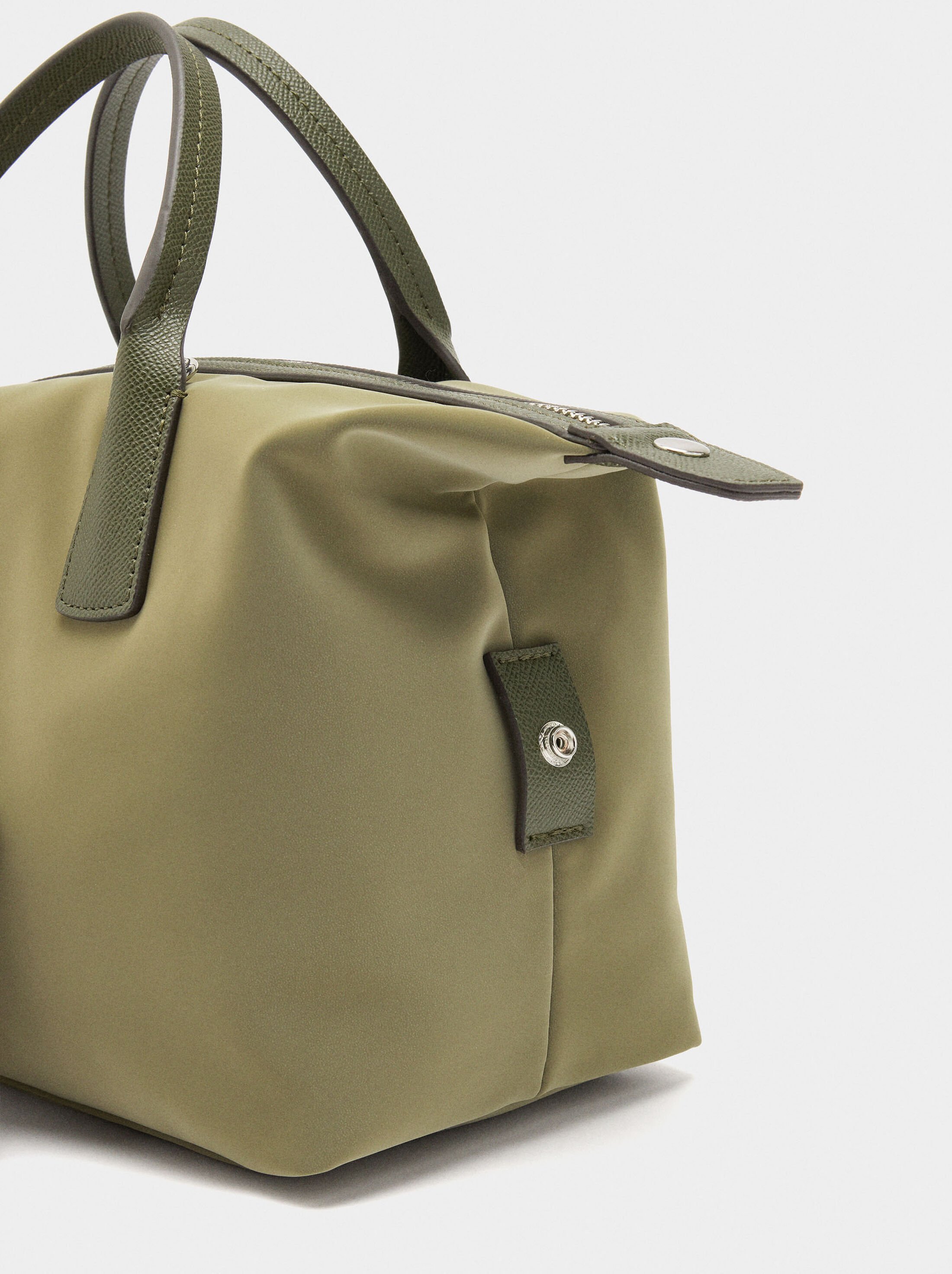 Bossa tote textura suave con penduro image number 3.0
