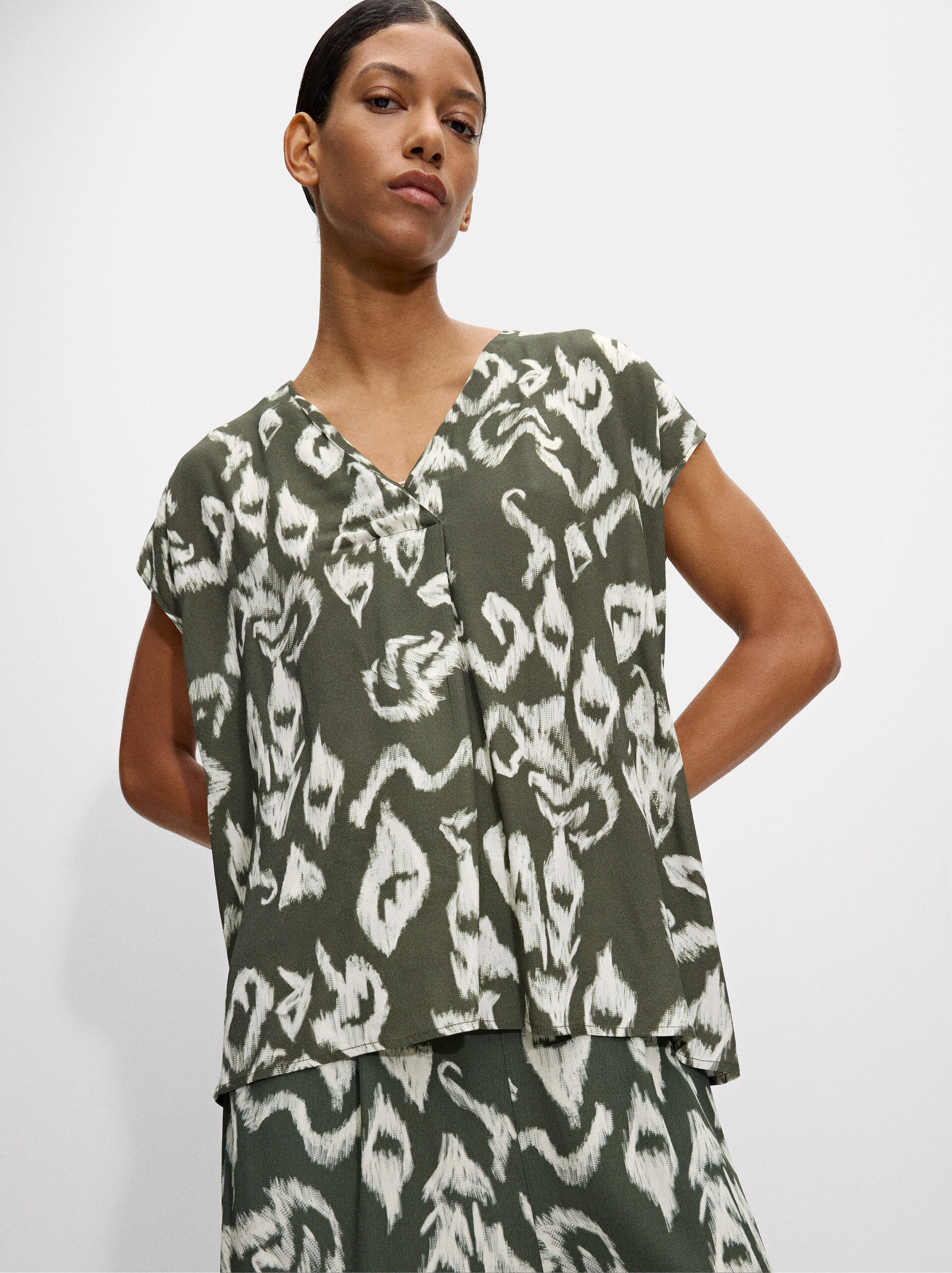 Camicia stampata con scollo a V image number 0.0