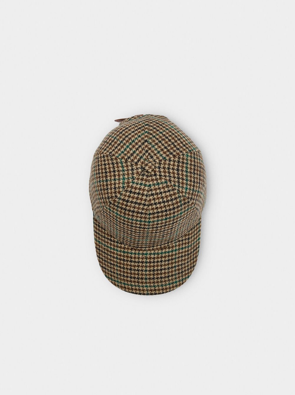 Cap with squares with wool