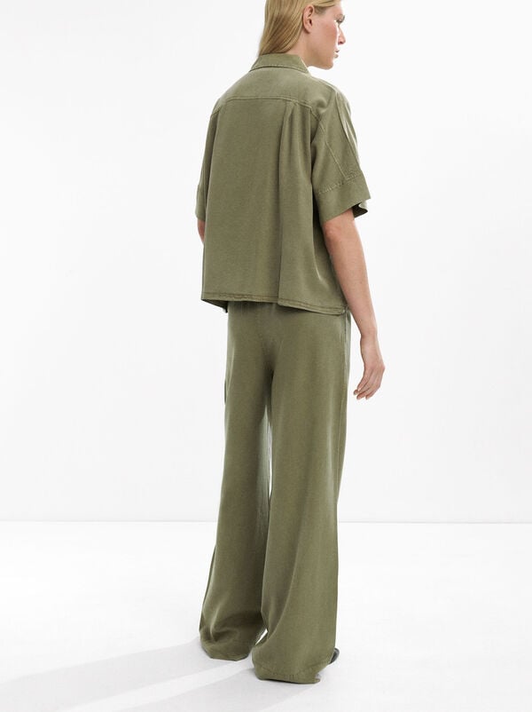 Shirt with zip fastening and pocket