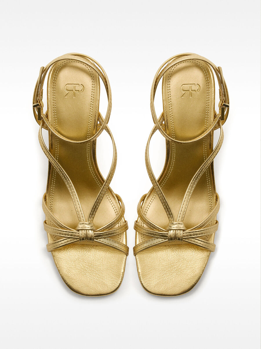 Leather sandals with straps