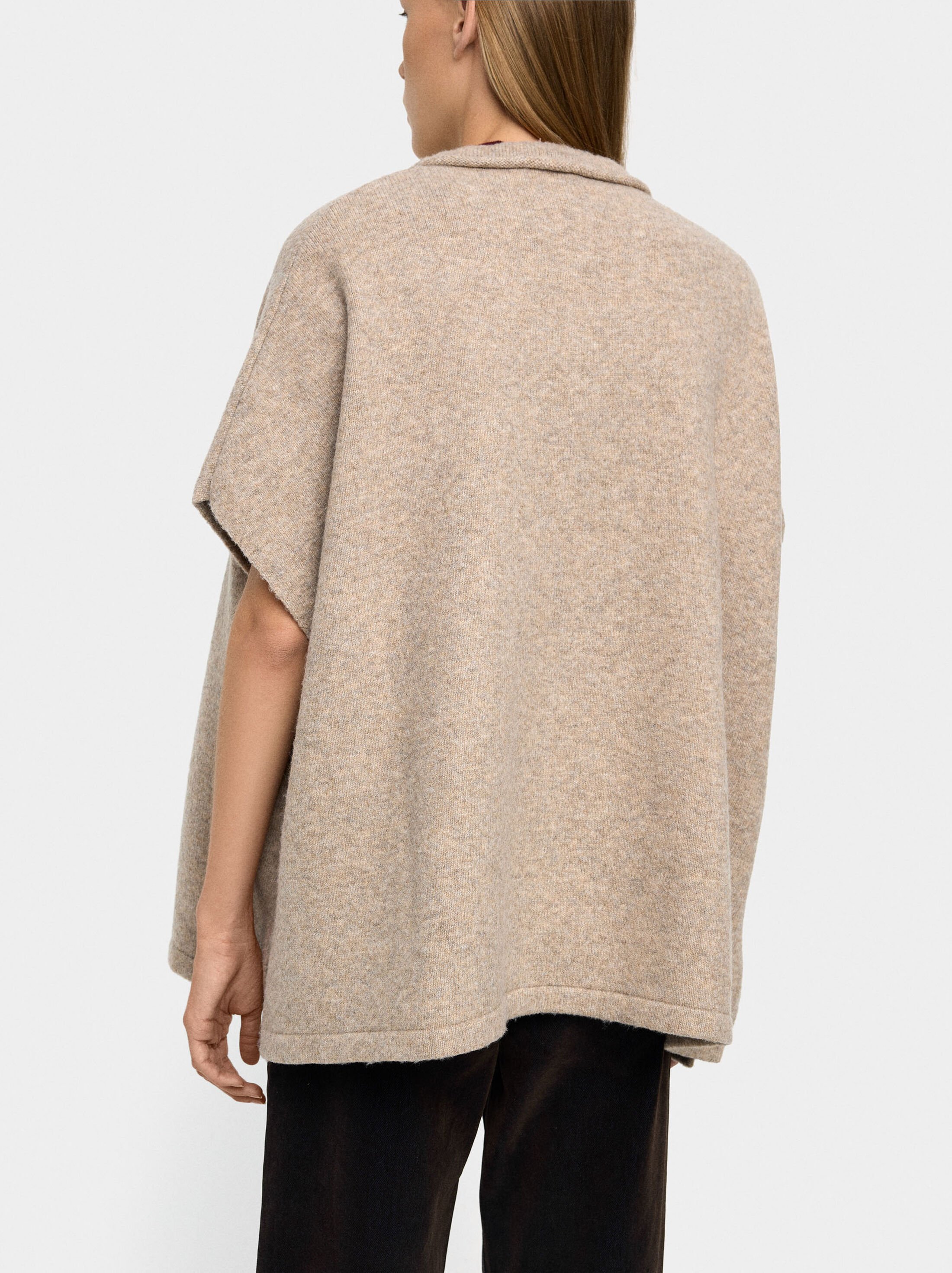 Poncho de punto con hebillas image number 4.0