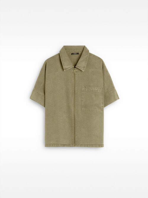 Shirt with zip fastening and pocket