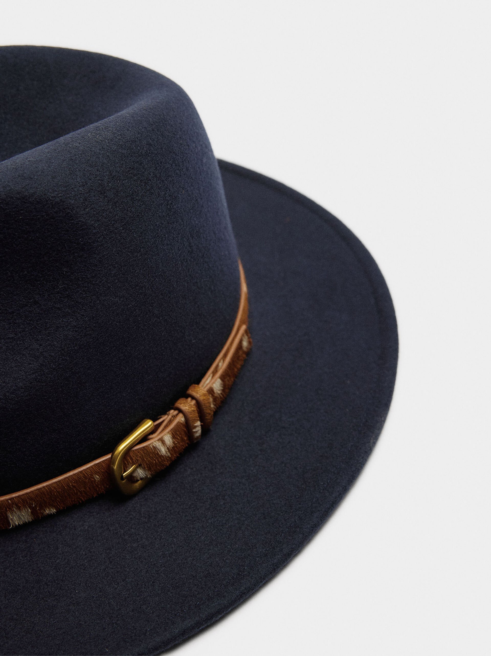 Hat with wool and leather belt image number 1.0