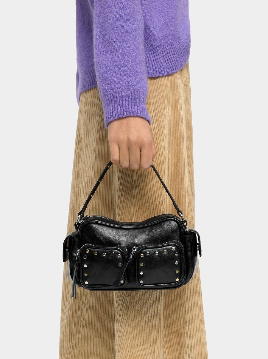 Bolso de mano con tachuelas