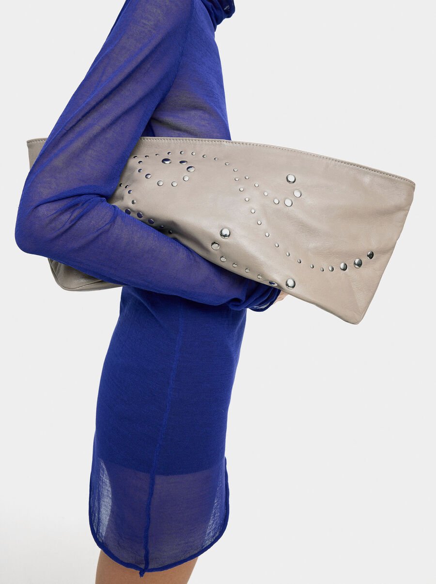 Bolso de fiesta sobre de piel con tachuelas