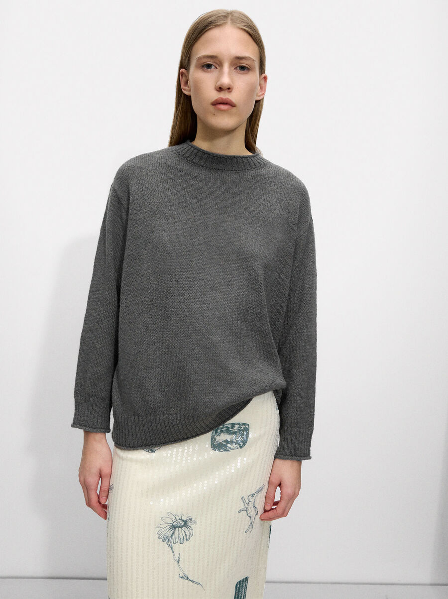Round-neck knit sweater