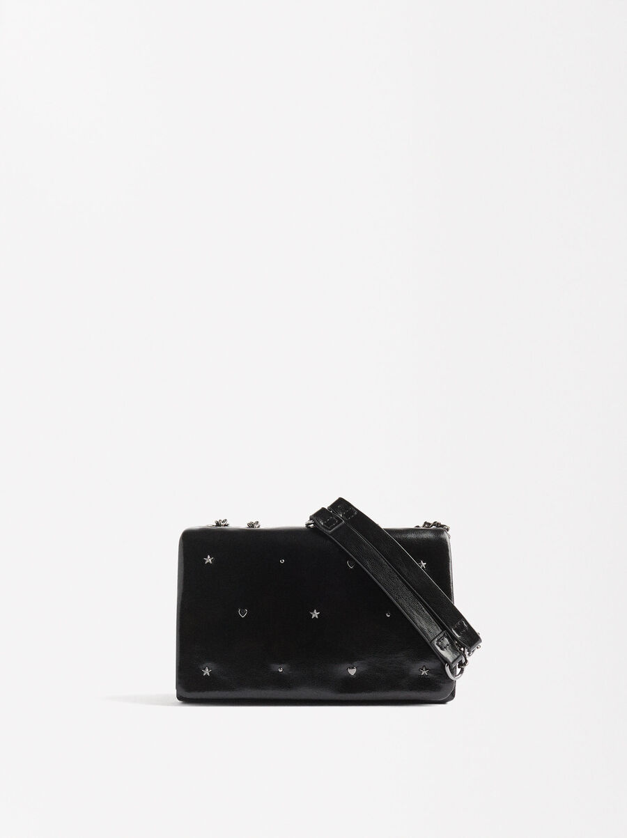 Schultertasche mit Nieten und Klappenverschluss