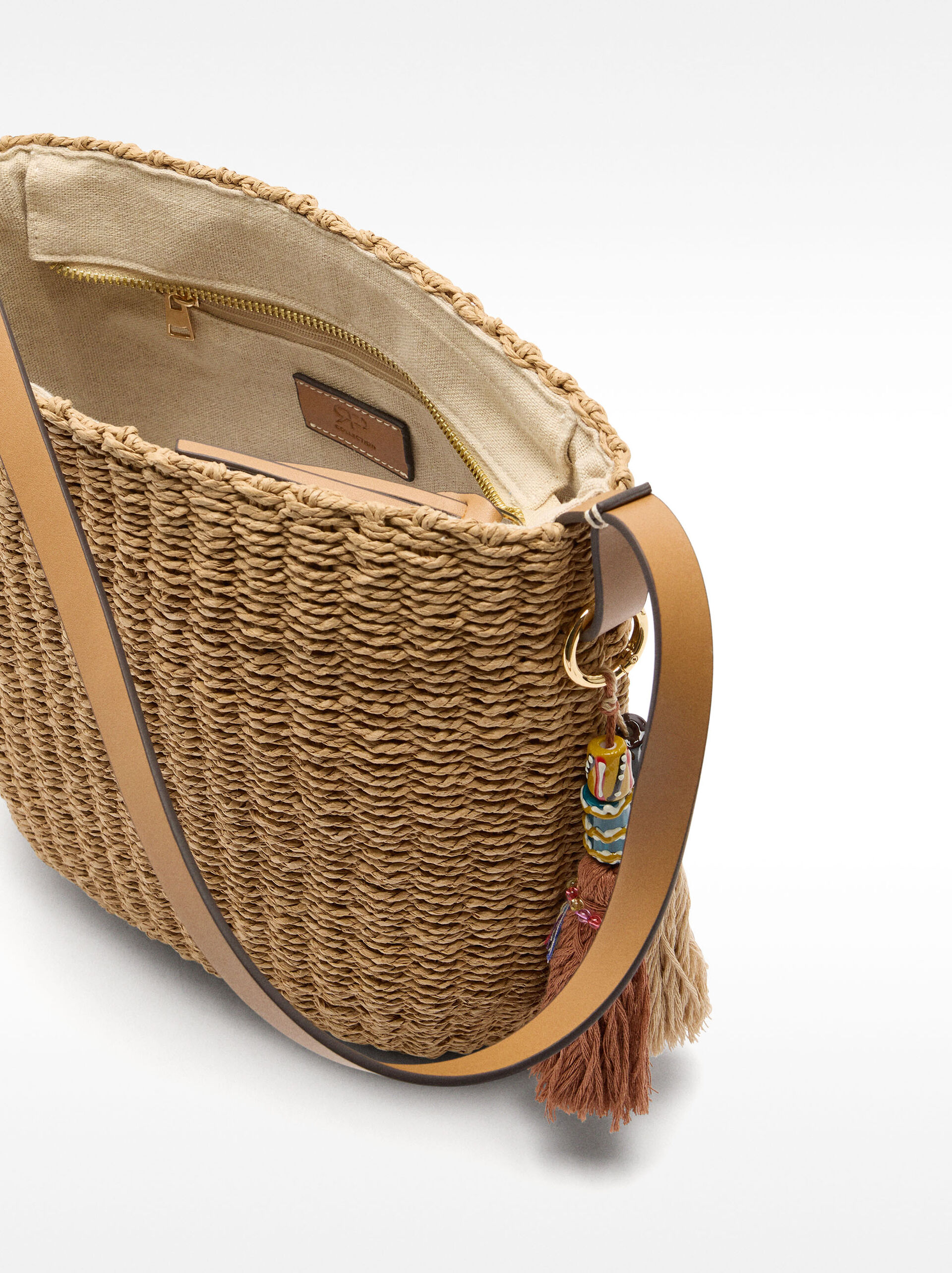 Bucket bag straw effect image number 3.0