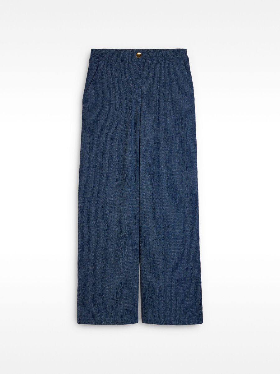 Trousers with pockets and texture