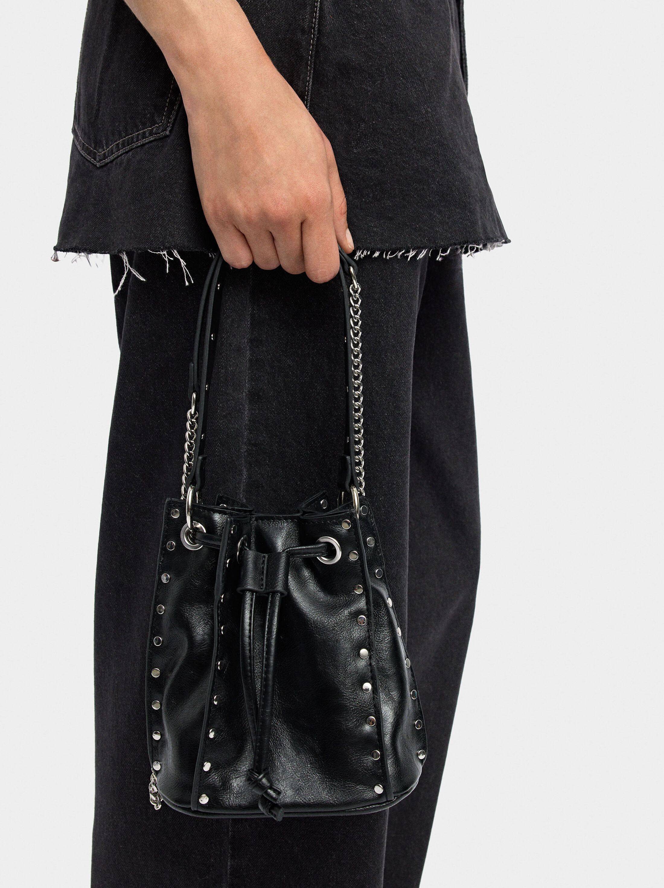 Bolso de hombro con tachuelas  image number 1.0