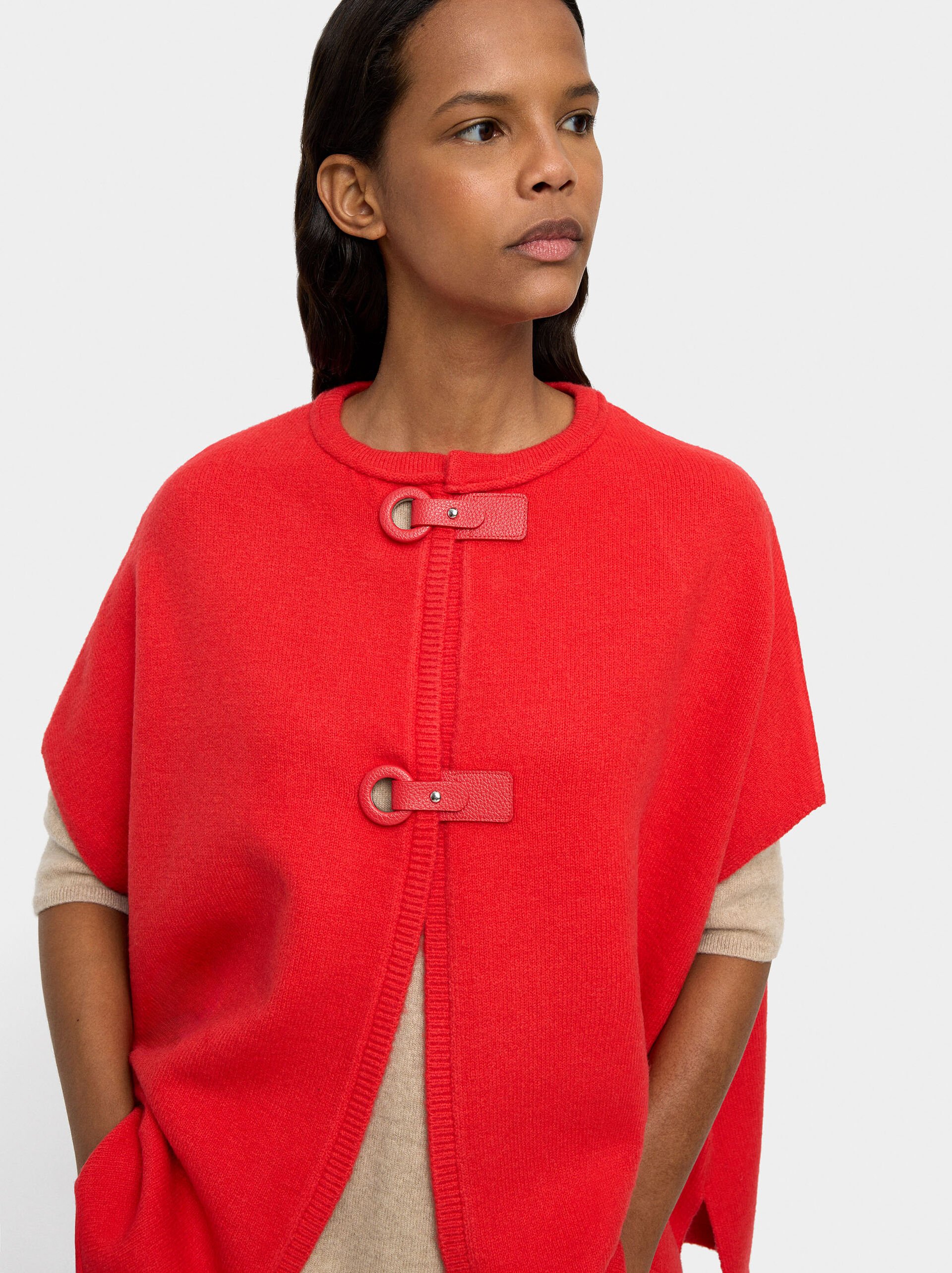 Poncho in maglia con fibbie image number 3.0