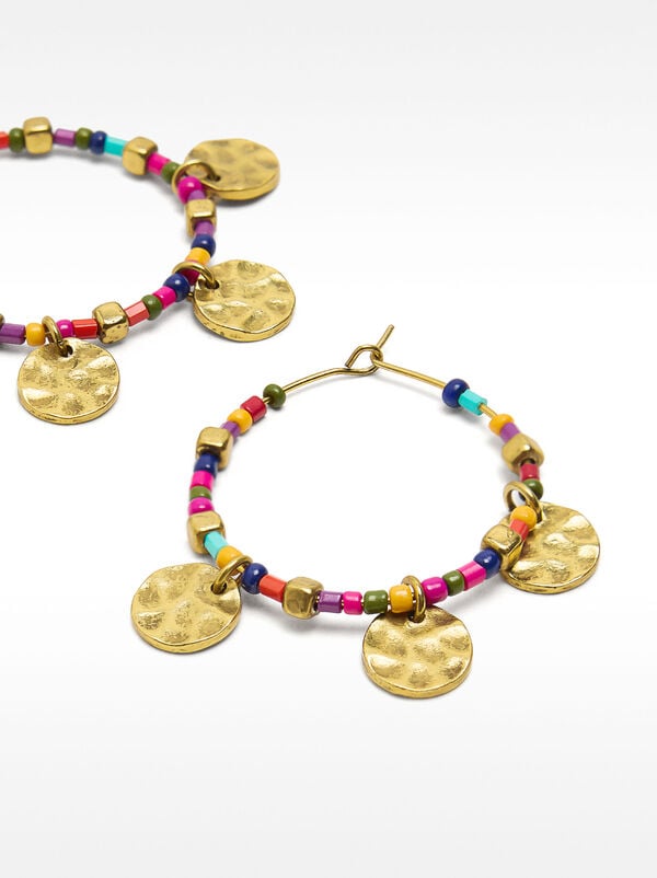 Créoles avec perles multicolores et médailles