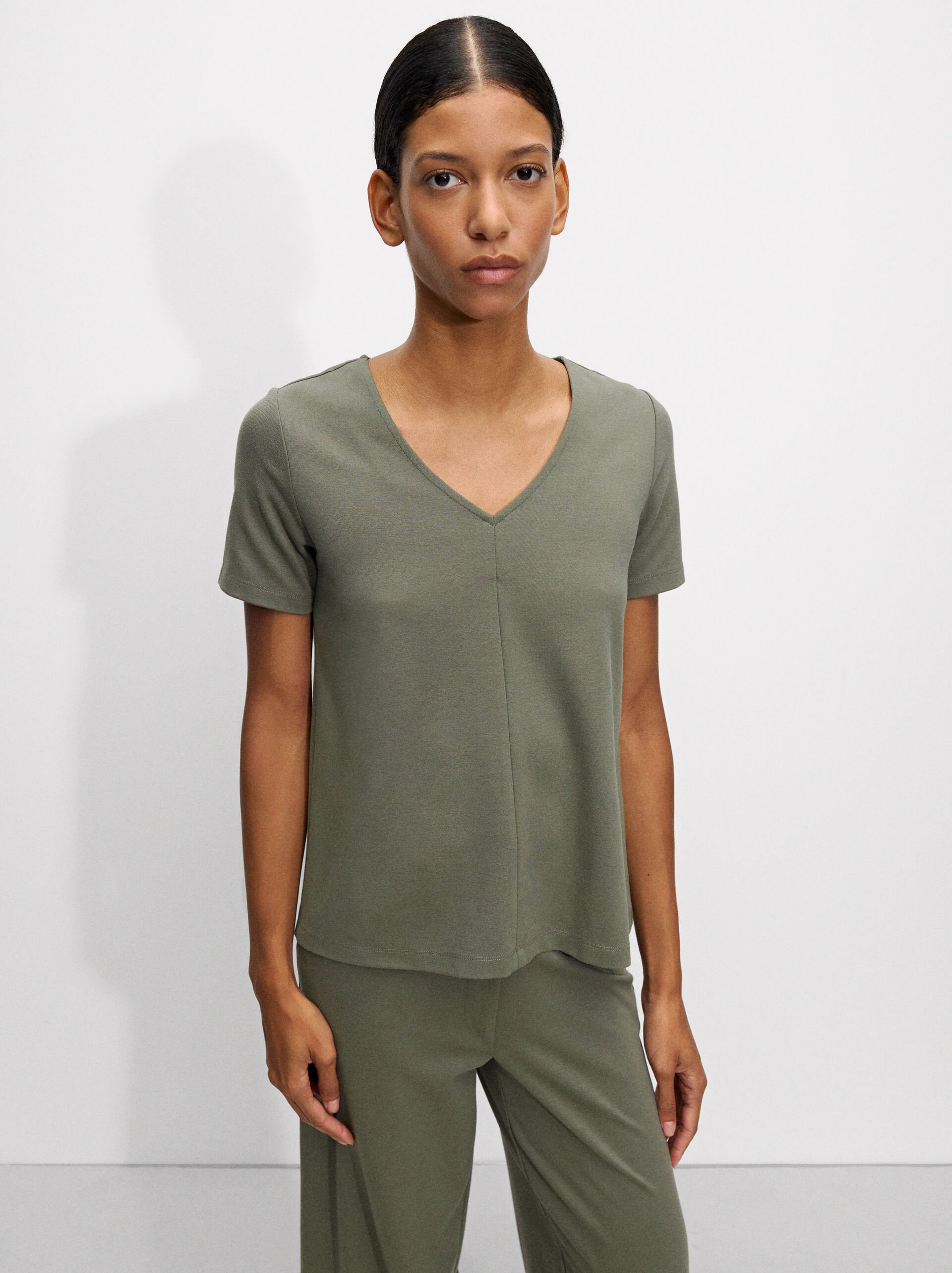 V-neck basic T-shirt image number 0.0