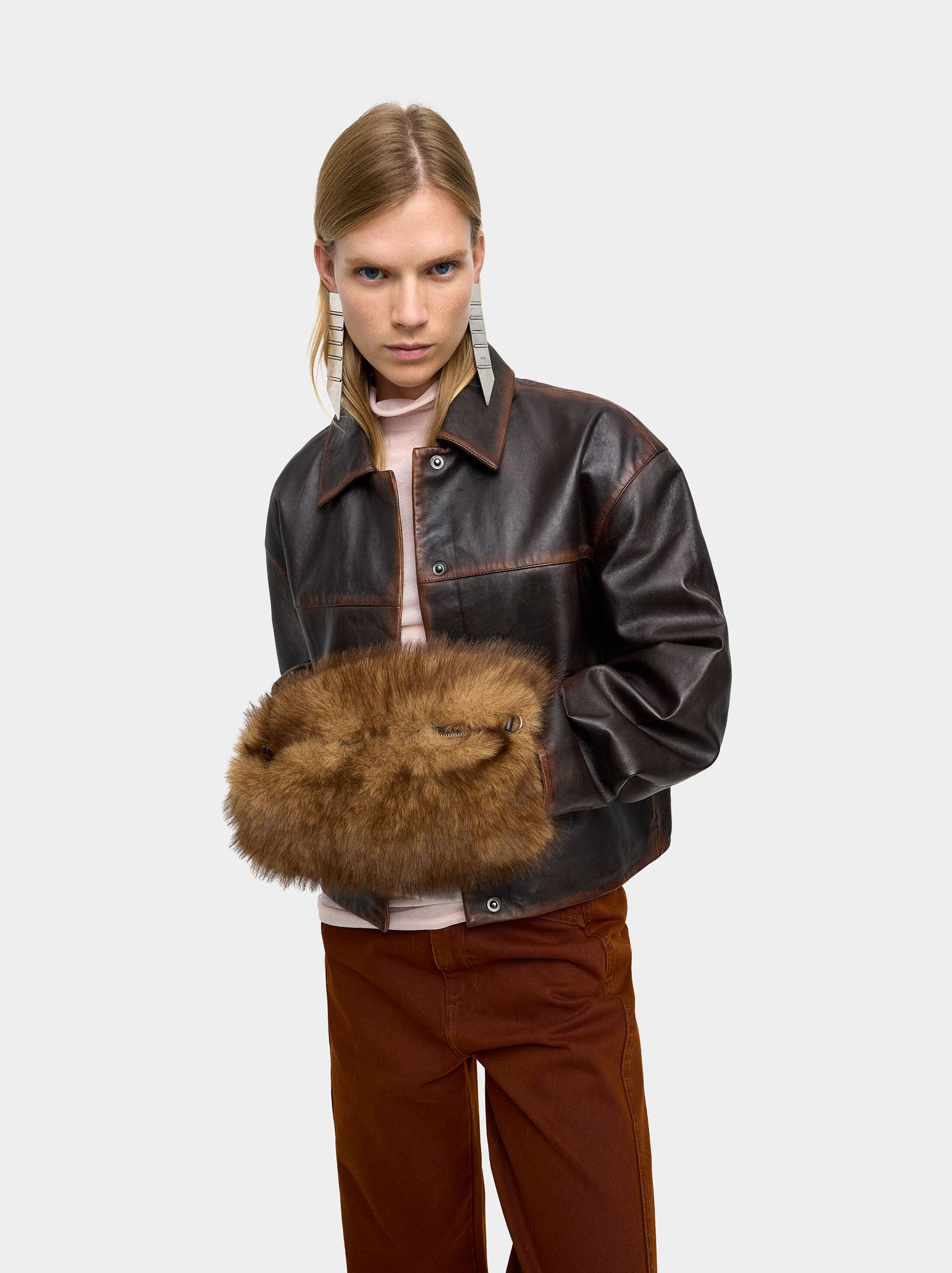 Bolso de mano efecto pelo image number 6.0