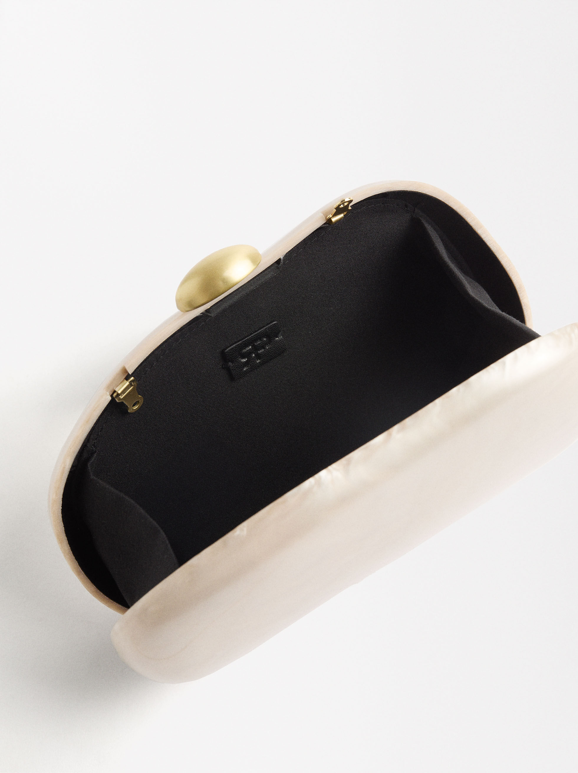 Clutch on chain store