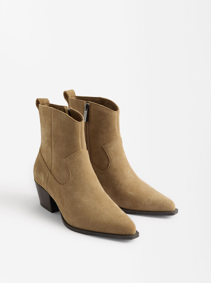 Cowboy leather ankle boots with stitching