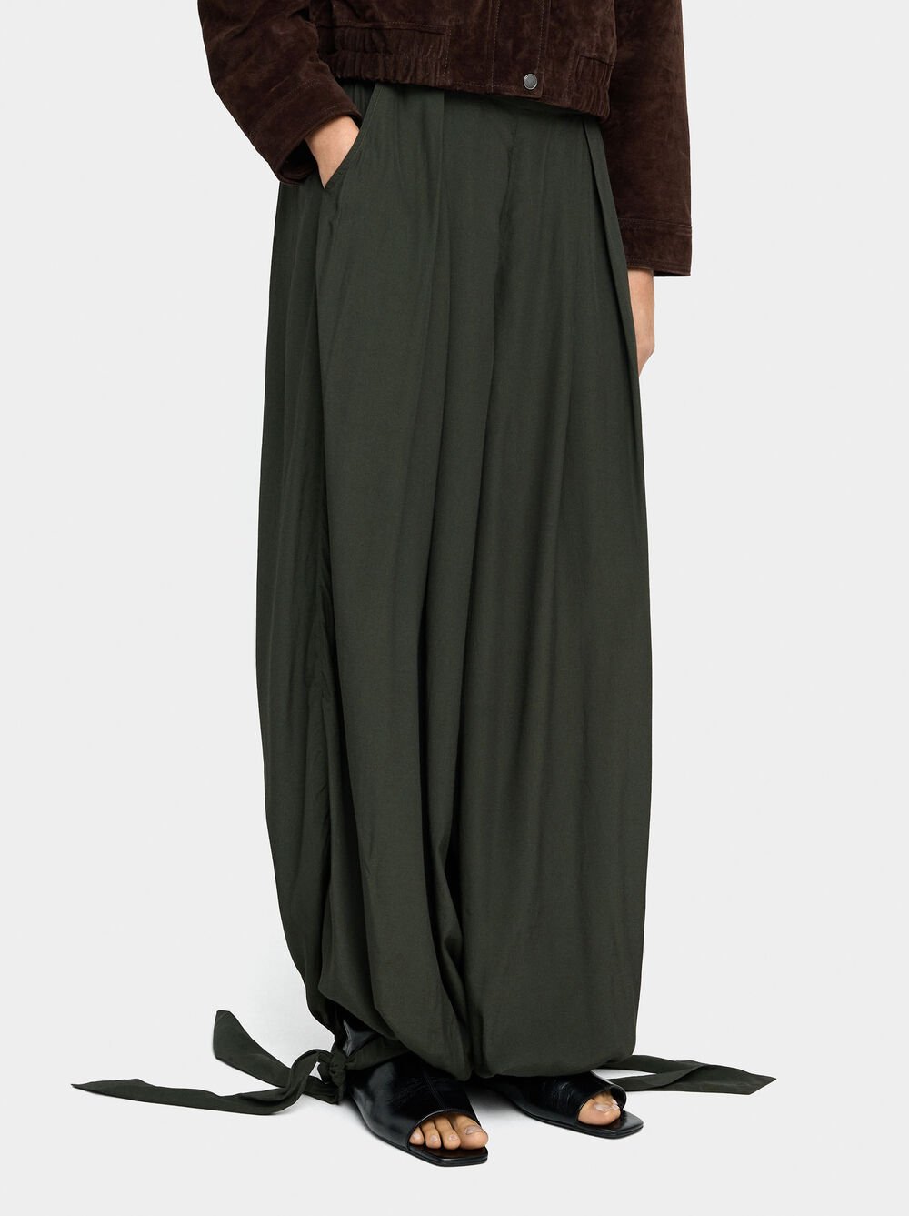 Baggy trousers with straps