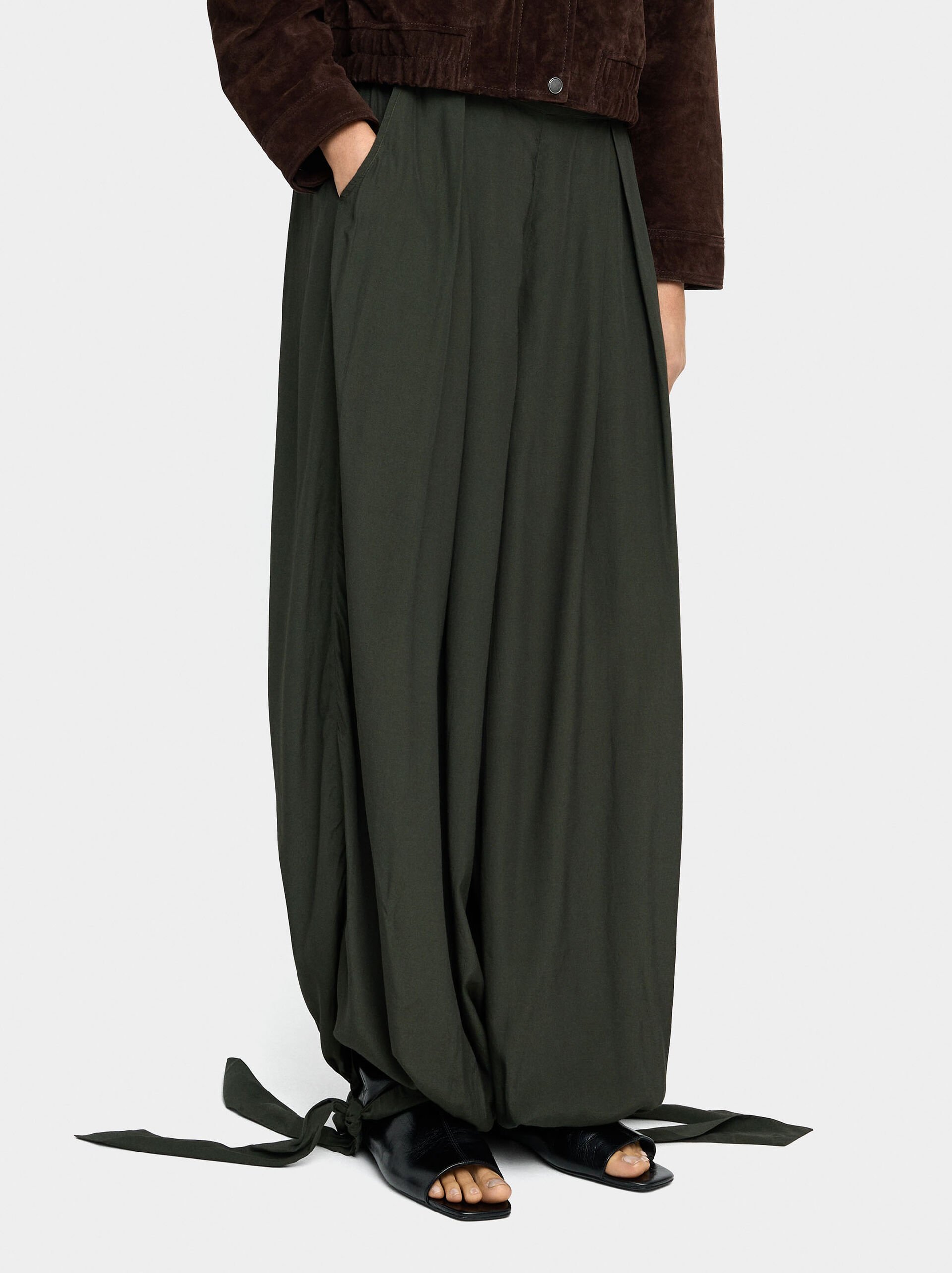 Baggy trousers with straps image number 1.0