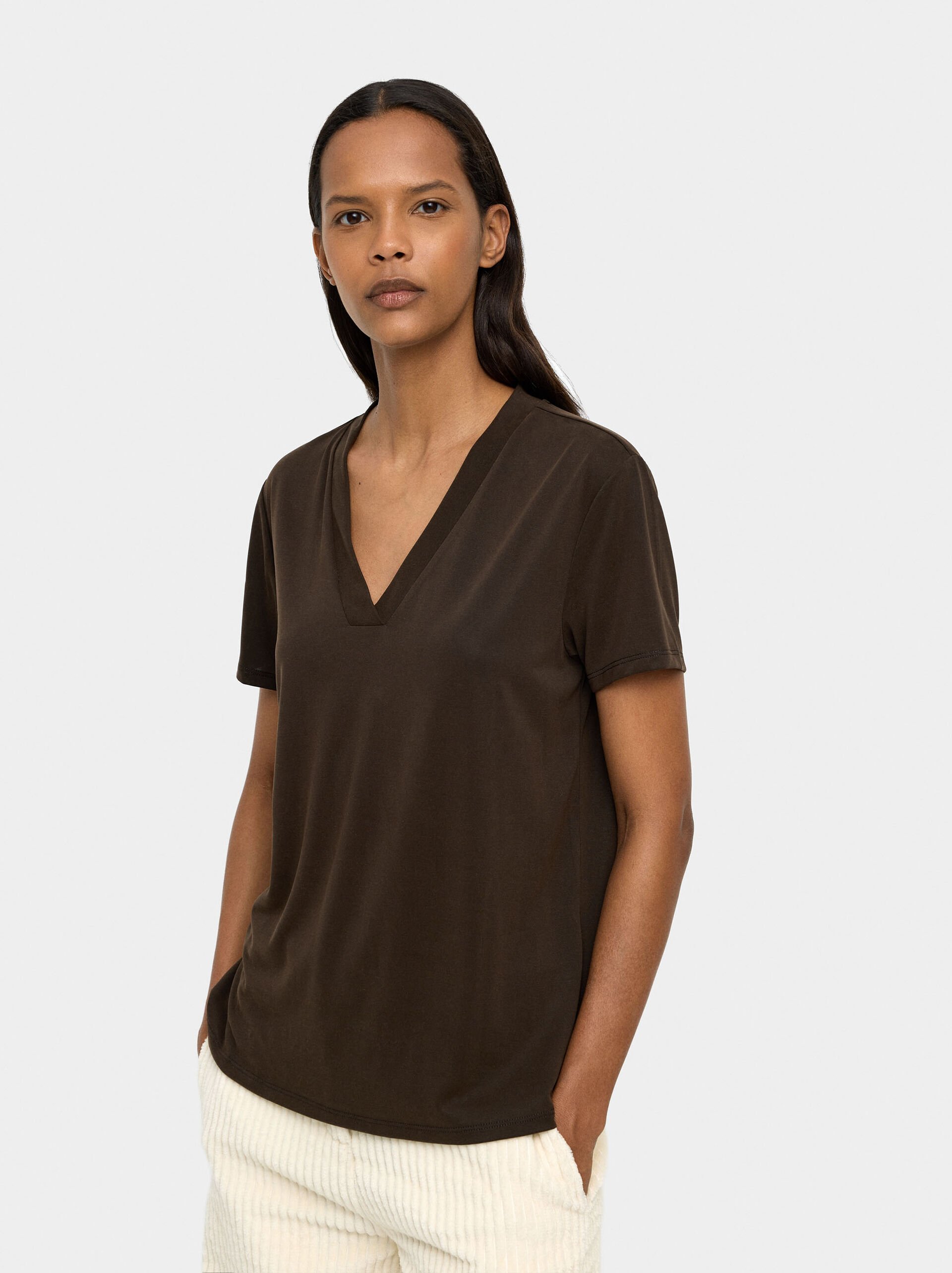 T-Shirt mit V-Ausschnitt image number 2.0