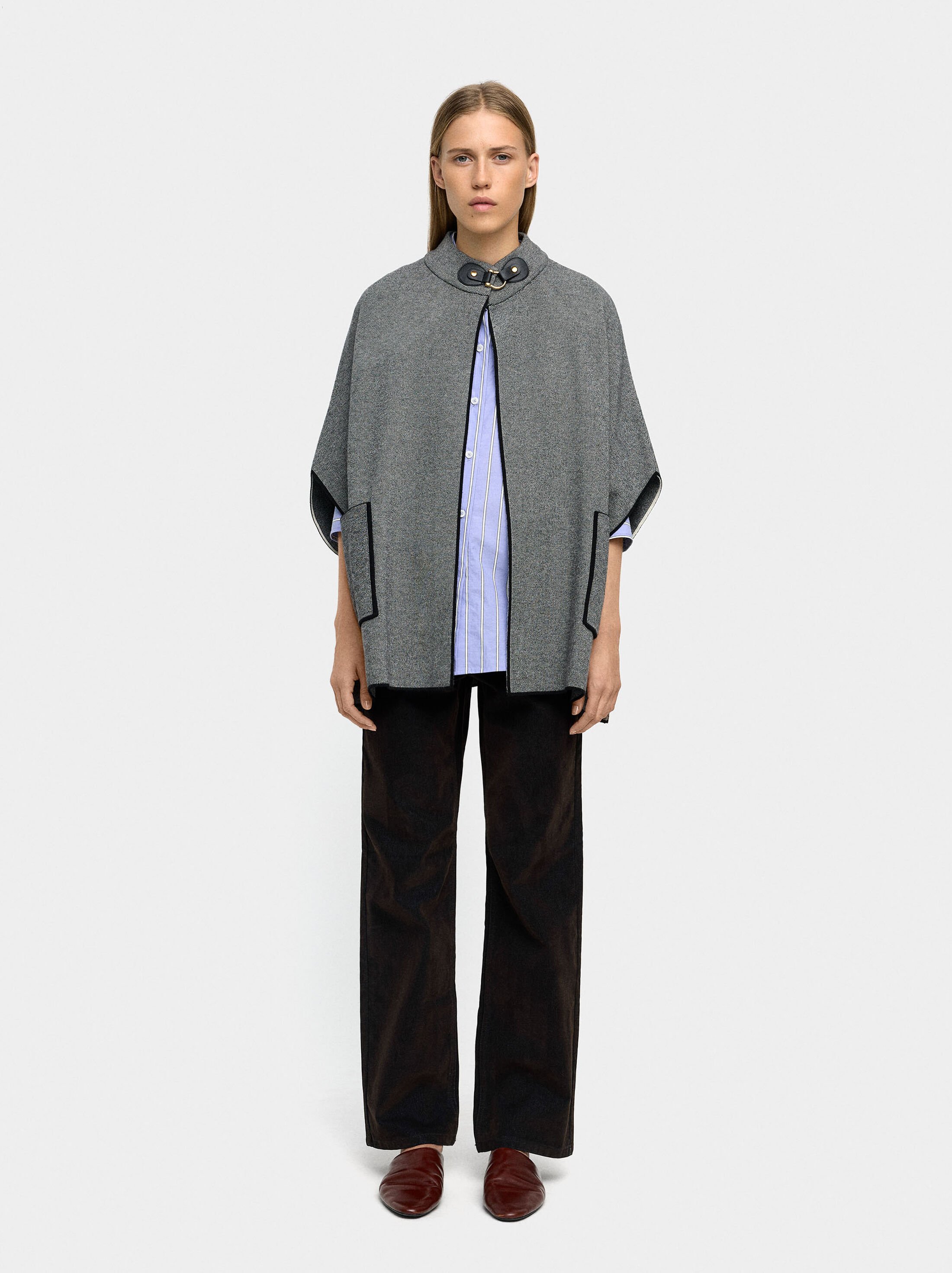 Poncho de punto con detalle de costura  image number 3.0