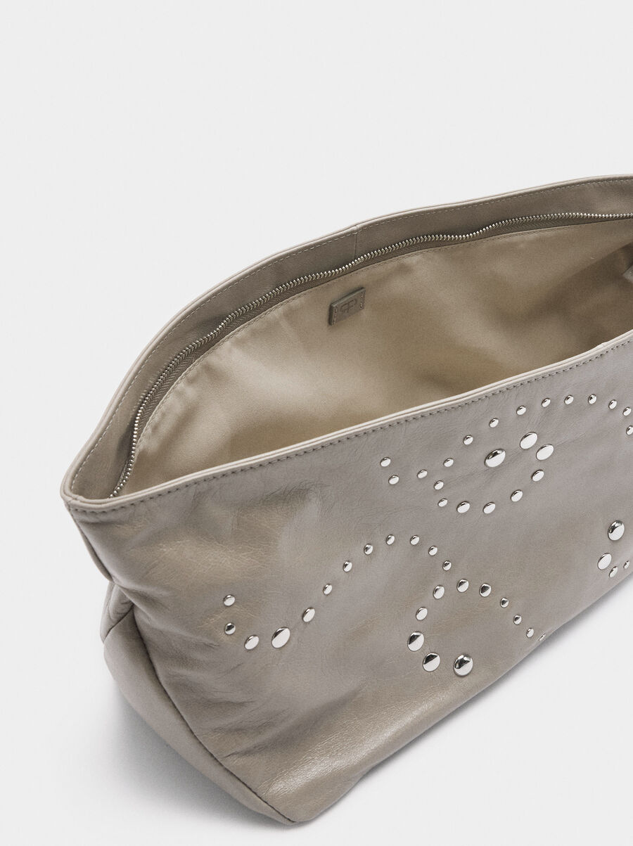 Bolso de fiesta sobre de piel con tachuelas