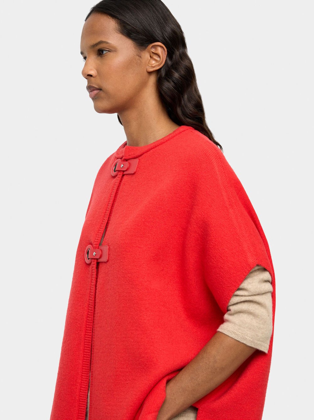 Poncho de malha com fivelas