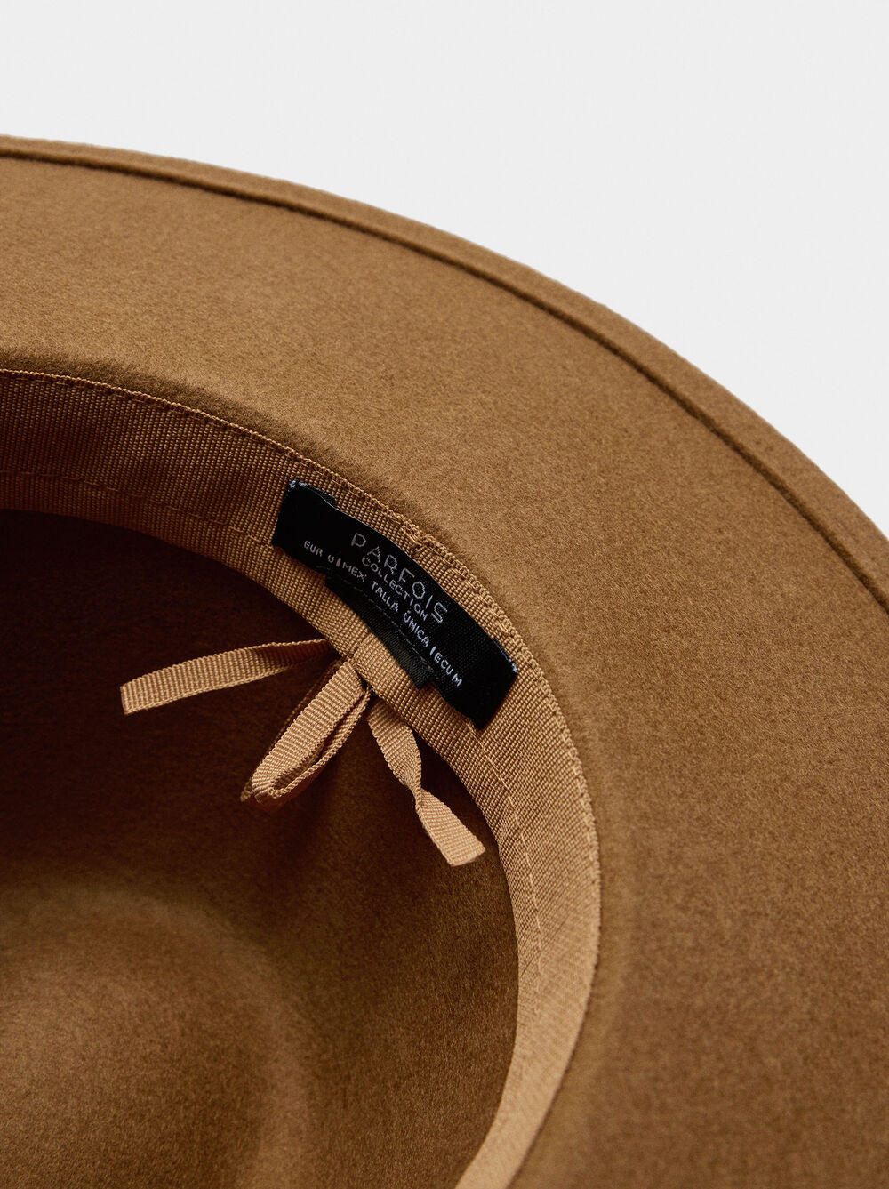 Wool hat with belt and studs