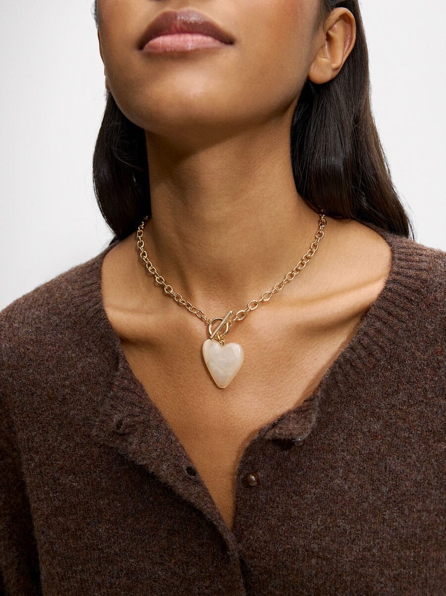 Collier court avec pendentif cœur