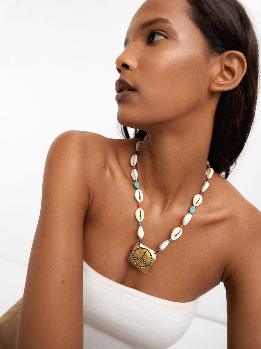 Short shell necklace with pendant